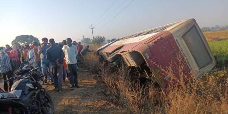 बापरे..! एसटीचा  पाटा तुटून ST पलटी; एकूण चालक व वाहक सहित 25 जण जखमी…