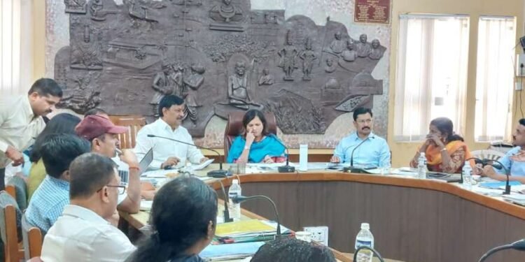 सोलापूर :- मनपाच्या खुल्याजागांवर बांधा- वापरा आणि हस्तांतर करा योजना सुरू करा – आ. सुभाष देशमुख