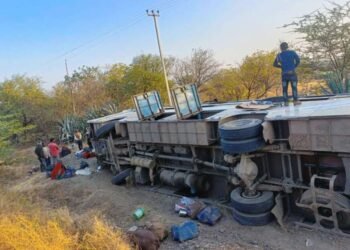 मंगळवेढा:- देवदर्शनासाठी निघालेली ३८ भाविकांची ट्रॅव्हल्स बस उलटली अपघातात एकाचा दुर्दैवी मृत्यू तर 28 भाविक जखमी…