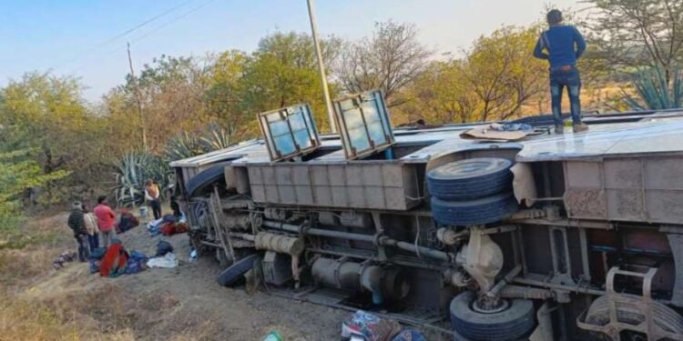 मंगळवेढा:- देवदर्शनासाठी निघालेली ३८ भाविकांची ट्रॅव्हल्स बस उलटली अपघातात एकाचा दुर्दैवी मृत्यू तर 28 भाविक जखमी…