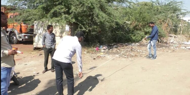 उड्डाणपूलासाठी पूना नाका इथं मोजणी करून खुणा सुरू, मात्र जमिनीचा मोबदला अत्यल्प तो ही न देताचा कब्जाची प्रक्रिया सुरू…