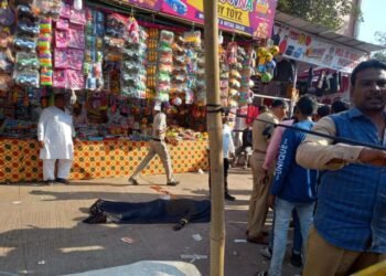 सोलापूर :- सिद्धेश्वर यात्रा गड्ड्यामध्ये एकाचा मर्डर : किरकोळ पैशाच्या देण्याघेण्यावरून  झाले भांडण