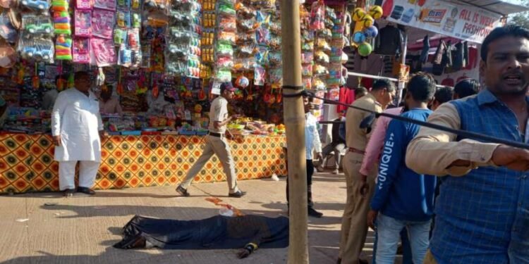 सोलापूर :- सिद्धेश्वर यात्रा गड्ड्यामध्ये एकाचा मर्डर : किरकोळ पैशाच्या देण्याघेण्यावरून झाले भांडण