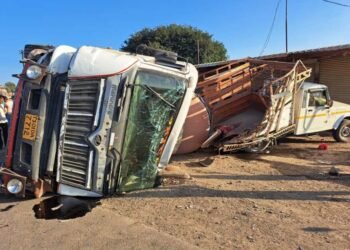 भोकर येथे भरधाव ट्रॅकने दिलेल्या धडकेत कार चालक गंभीर ; राष्ट्रिय महामार्ग उपविभागाच्या  बेजबाबदारपणामुळे अपघाताची संख्या वाढली