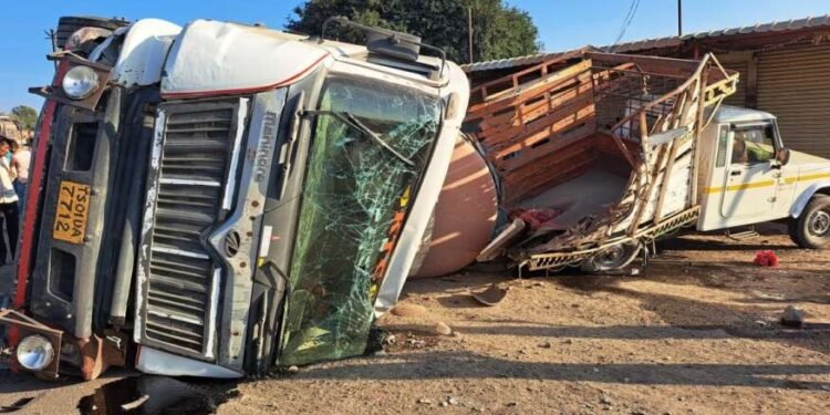 भोकर येथे भरधाव ट्रॅकने दिलेल्या धडकेत कार चालक गंभीर ; राष्ट्रिय महामार्ग उपविभागाच्या  बेजबाबदारपणामुळे अपघाताची संख्या वाढली