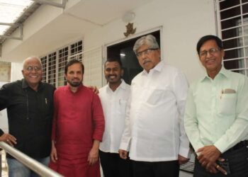 सोलापूर:- विद्यापीठ विकास मंचाच्या शिष्ठ मंडळाने चंद्रकांत दादा पाटील यांची भेट घेऊन चर्चा केली.