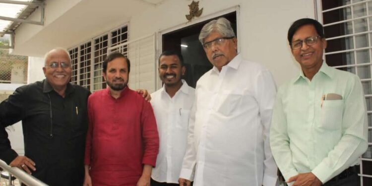 सोलापूर:- विद्यापीठ विकास मंचाच्या शिष्ठ मंडळाने चंद्रकांत दादा पाटील यांची भेट घेऊन चर्चा केली.