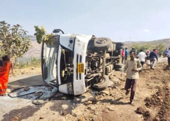 ४० विद्यार्थ्यांना नेणाऱ्या सहलीच्या बसचे ब्रेक फेल-भीषण अपघातात ४ विद्यार्थी गंभीर, १० जखमी