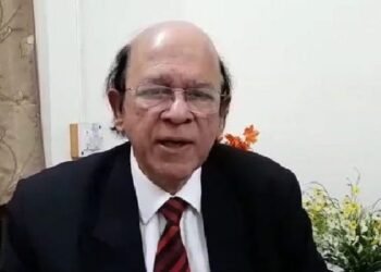 सुप्रीम कोर्टाच्या सुनावणीआधीच उल्हास बापटांचं मोठं विधान. एकनाथ शिंदेंच्या अपात्रतेबद्दलचा कायदा सांगितला.