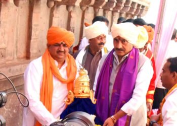 श्री भगवंतास राऊत कुटुंबियातर्फे सुवर्ण मुकुट अर्पण..