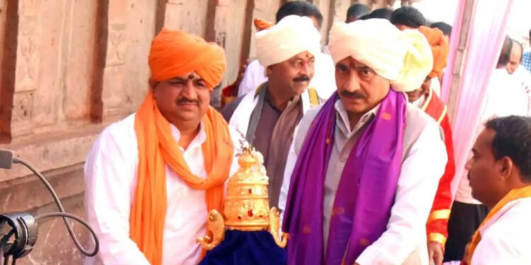 श्री भगवंतास राऊत कुटुंबियातर्फे सुवर्ण मुकुट अर्पण..