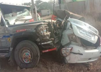 बीड:- जीप-कारचा भीषण अपघात, एकाचा मृत्यू, १२ जखमी