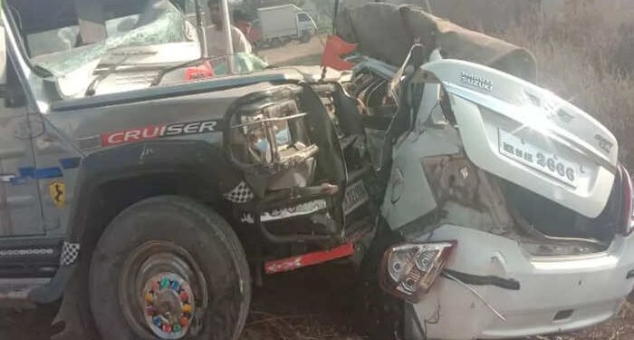 बीड:- जीप-कारचा भीषण अपघात, एकाचा मृत्यू, १२ जखमी