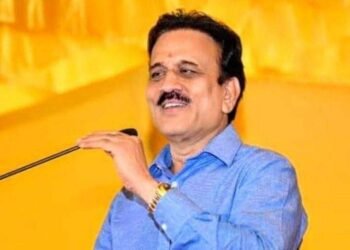 शिवसेनेत दोन गट पाडणं, हे भाजपचंच मिशन; गिरीश महाजनांनी दिली कबुली…