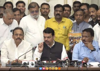 LIVE – संपकरी वीज कर्मचाऱ्यांसोबत फडणवीसांची बैठक, मोठा निर्णय जाहीर