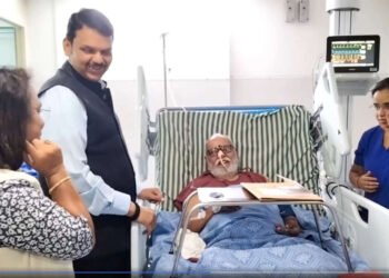 फडणवीस यांनी घेतली ह.भ.प. बंडातात्या कराडकर यांची पुणे येथे रुग्णालयात जाऊन भेट…