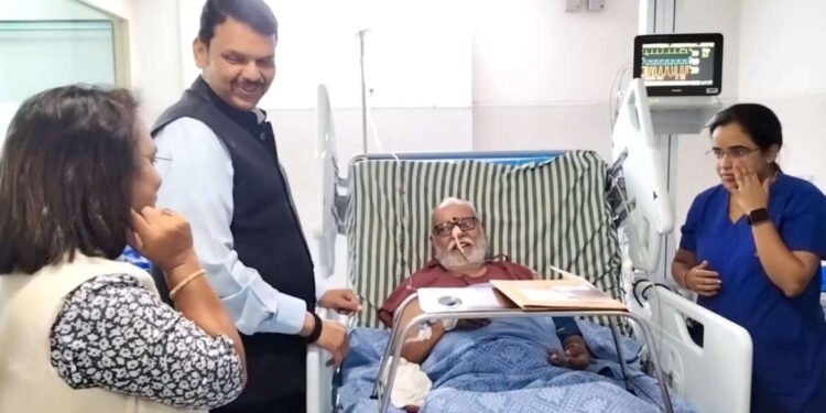 फडणवीस यांनी घेतली ह.भ.प. बंडातात्या कराडकर यांची पुणे येथे रुग्णालयात जाऊन भेट…