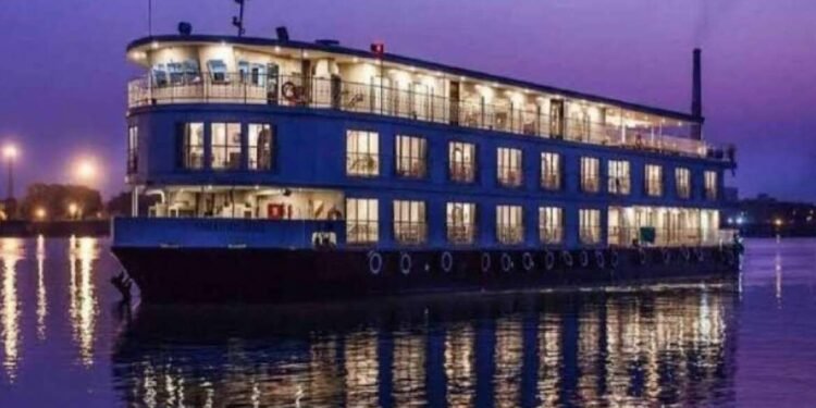 जगातील सर्वात लांब प्रवासावर निघाले जहाज.. रामनगर बंदरात पोहोचले ‘गंगा विलास क्रूज’