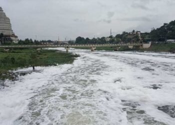 देवाच्या आळंदीतील इंद्रायणी नदीवर साबणाचा फेस; वारकऱ्यांच्या जीवाशी खेळ