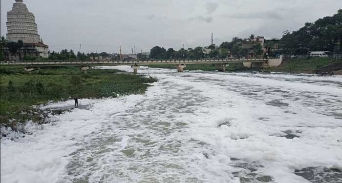 देवाच्या आळंदीतील इंद्रायणी नदीवर साबणाचा फेस; वारकऱ्यांच्या जीवाशी खेळ