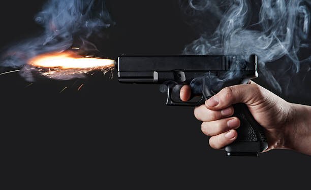 पुणे हादरलं! व्हॉट्सअ‍ॅप ग्रुपवर झालेल्या चॅटिंगवरुन वाद; पोलीस संरक्षण असलेल्या बिल्डरकडून एकावर गोळीबार