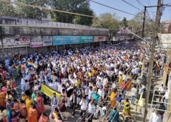 कोल्हापुरातील जैन समाजाच्या मोर्चाने पोलिसांची तारांबळ; गर्दीचा अंदाज न आल्याने मुख्य मार्गांवर, शाहुपूरीत वाहतूक तुंबली!