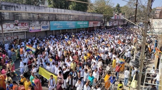 कोल्हापुरातील जैन समाजाच्या मोर्चाने पोलिसांची तारांबळ; गर्दीचा अंदाज न आल्याने मुख्य मार्गांवर, शाहुपूरीत वाहतूक तुंबली!