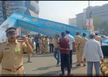 मोदींच्या मुंबईमधील सभेपूर्वीच बेकेसीमधील कमान कोसळली…