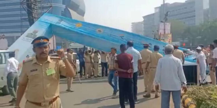 मोदींच्या मुंबईमधील सभेपूर्वीच बेकेसीमधील कमान कोसळली…