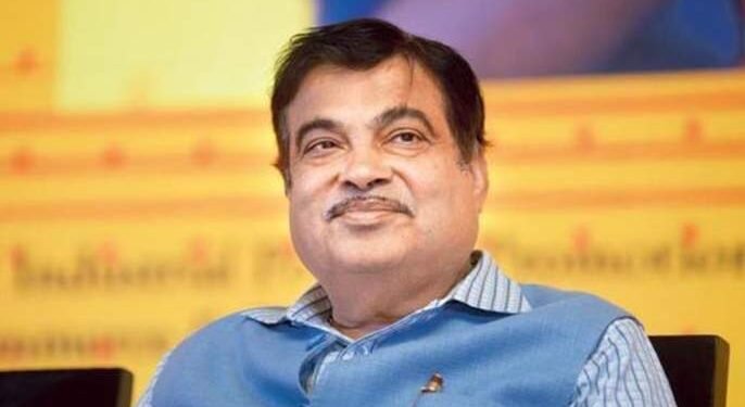 वाहन चालकांच्या व्यथा जाणून घेण्यासाठी गडकरी थेट ढाब्यावर…