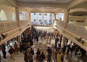 बॉम्बस्फोटानं पाकिस्तान हादरलं, पेशावरच्या मशिदीत आत्मघातकी हल्ला, २८ जणांचा मृत्यू