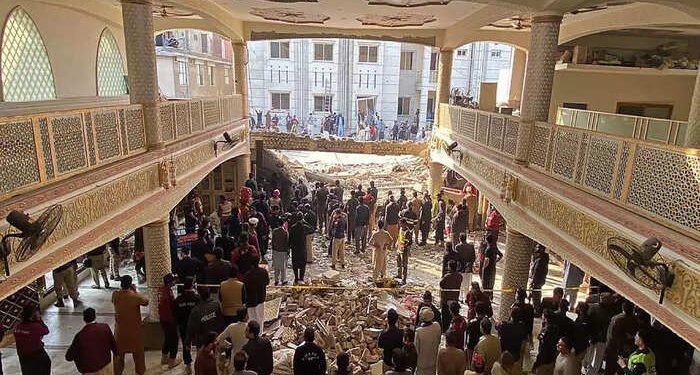 बॉम्बस्फोटानं पाकिस्तान हादरलं, पेशावरच्या मशिदीत आत्मघातकी हल्ला, २८ जणांचा मृत्यू