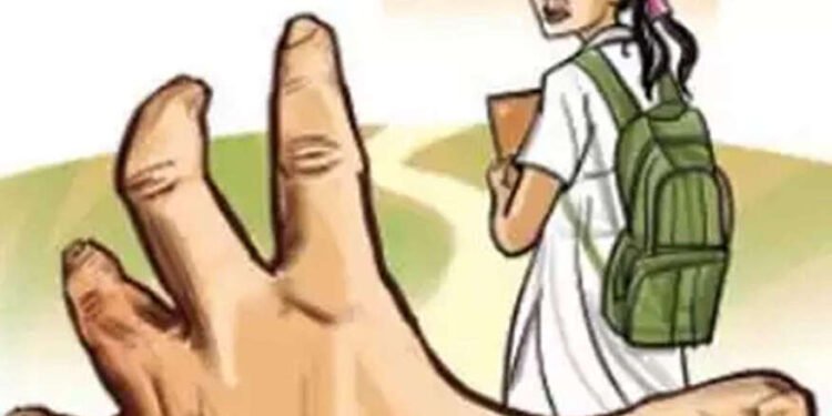 सततच्या छेडछाडीला कंटाळून १८ वर्षीय मुलीने गळफास घेऊन आत्महत्या केली…