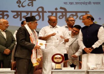 मोहन आगाशेंना सन्मानात दिलेला चेक शरद पवारांनी संमेलनाच्या स्टेजवरच लिफाफ्यातून काढून पाहिला…