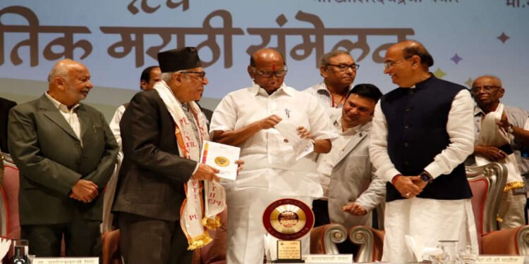 मोहन आगाशेंना सन्मानात दिलेला चेक शरद पवारांनी संमेलनाच्या स्टेजवरच लिफाफ्यातून काढून पाहिला…