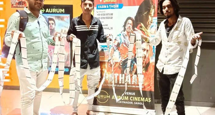 शाहरुखचं वेड; पठाणसाठी चक्क अख्खं थिएटर बुक; किंग खाननं मेसेज करत मानले आभार…