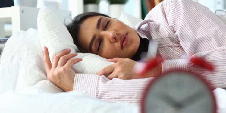 पुरेशी झोप घ्या, शारीरिक आणि मानसिक आजारांना दूर ठेवा