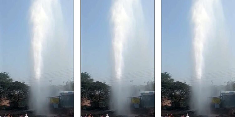 सोलापूर शहराला पाणीपुरवठा करणारी जलवाहिनी फुटली लाखो लिटर पाणी वाया…