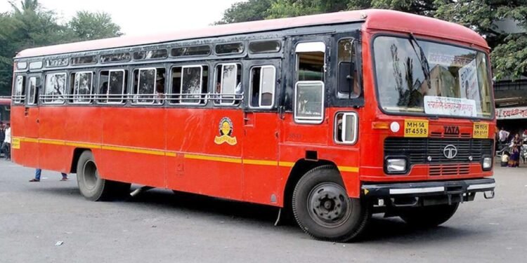 ST बसच्या ड्रायव्हरला हार्ट अॅटक…प्रवाशानेच स्टिअरिंग हातात घेतलं अन् 40 प्रवाशांचा जीव वाचवला…