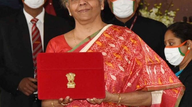 सिगारेट ओढणं महागलं; सीतारामन यांच्या घोषणेनंतर कशाच्या किंमती वाढल्या?