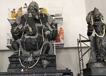 जळगावात ३१ फुटी महाकाय गणपतीची मूर्ती; दीड लाख रुपयांच्या नाण्यांचा अभिषेक…