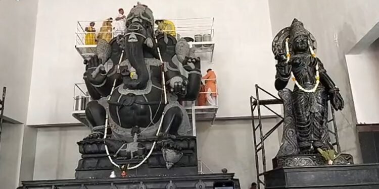 जळगावात ३१ फुटी महाकाय गणपतीची मूर्ती; दीड लाख रुपयांच्या नाण्यांचा अभिषेक…