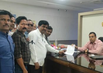 लातुर :- पत्रकार शशिकांत वारिशेंच्या मारेकर्‍यांना तात्काळ अटक करा, काळ्या फिती बांधून पत्रकारांची निदर्शने…