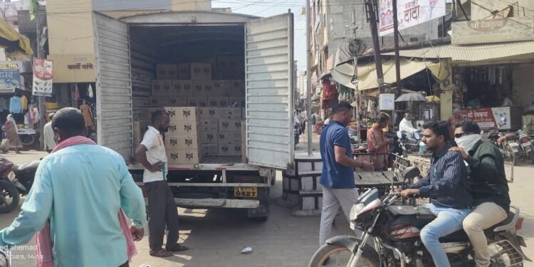 वसमत :- शहरात अवजड वाहनांना सूट दुचाकी वाल्यांची लूट, पोलिसांचा अजब कारभार…