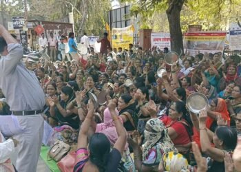 सोलापुरात अंगणवाडी सेविकांचे थाळी नाद आंदोलन ; या तारखेपासून सेविका बेमुदत संपावर