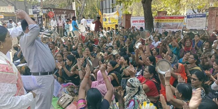 सोलापुरात अंगणवाडी सेविकांचे थाळी नाद आंदोलन ; या तारखेपासून सेविका बेमुदत संपावर