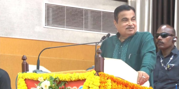 रस्ते वाहतूक आणि महामार्ग मंत्री नितीन गडकरी पूर्वांचल विद्यापीठ, जौनपूर आयोजित चर्चासत्राला संबोधित करताना…