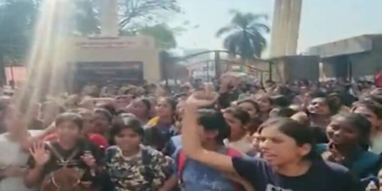 अग्निशमन दलाच्या भरतीदरम्यान गोंधळ, मुलींना पोलिसांनी घेतलं ताब्यात….