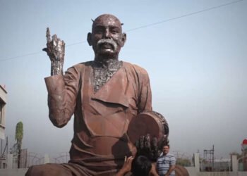 ५ टन वजनाचा राष्ट्रसंत तुकडोजी महाराजांचा भव्य पुतळा तयार, २० फूट उंच व १५ फूट रूंद…