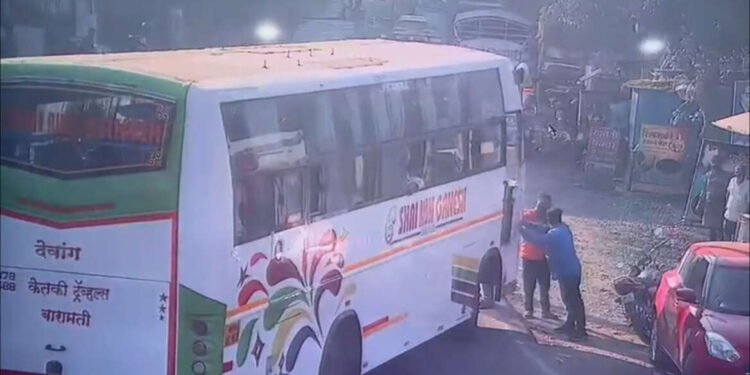 विद्यार्थ्यांच्या बसचा ब्रेक फेल, धावत्या बसमधून चालकाची उडी अन् ; पुण्यातील धडकी भरवणारा VIDEO